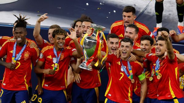 Spain's players celebrate with the trophy after winning the UEFA Euro 2024 final football match between Spain and England at the Olympiastadion in Berlin on July 14, 2024. (Photo by Odd ANDERSEN / AFP) Spain's players celebrate with the trophy after winning the UEFA Euro 2024 final football match between Spain and England at the Olympiastadion in Berlin on July 14, 2024. (Photo by Odd ANDERSEN / AFP)