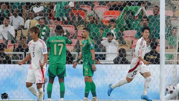 السعودية تسقط على أرضها أمام اليابان (Photo by AFP)