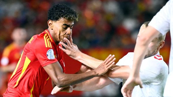 لامين يامال يتعرض للمضايقات خلال المباراة (Photo by JOSE JORDAN / AFP)