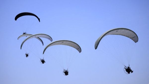 TAMPA, FLORIDA - MAY 8: Marine Corps Forces Special Operations Command (MARSOC) Raiders pilot Ozone paragliders during a capabilities demonstration at Special Operations Forces (SOF) Week at the Tampa Convention Center on May 8, 2024 in Tampa, Florida.  (Photo by LUKE SHARRETT / GETTY IMAGES NORTH AMERICA / Getty Images via AFP) Hamas Paragliders
