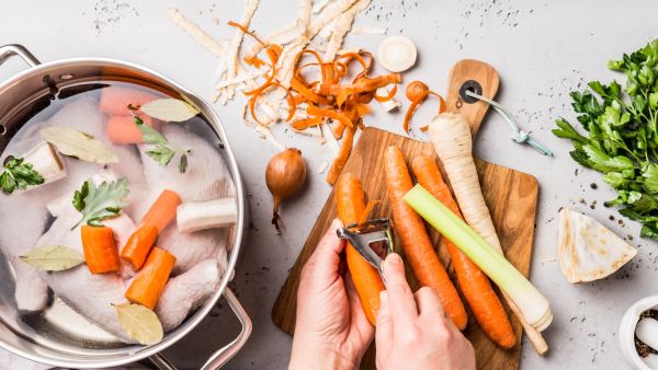 شوربة فطيرة الدجاج بالخضار الموسمية