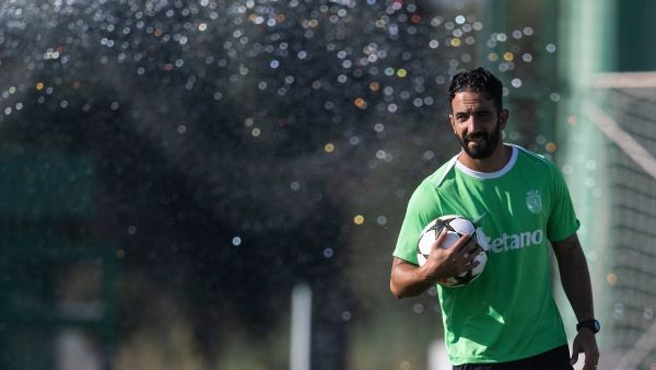 Sporting's coach Ruben Amorim takes part in a training session on the eve of their UEFA Champions League football match against LOSC Lille at Cristiano Ronaldo academy training ground in Alcochete on September 16, 2024. (Photo by PATRICIA DE MELO MOREIRA / AFP)