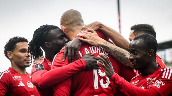 Brest's French forward #19 Ludovic Ajorque (C) celebrates with teammates after scoring his team's first goal during the French L1 football match Stade Brestois vs Le Havre AC at the Francis Le Ble stadium in Brest, western France, on October 6, 2024. (Photo by Loic VENANCE / AFP)