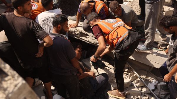 قصف إسرائيلي استهدف مبنى الثقافة الذي يؤوي نازحين في حي الرمال وسط غزة