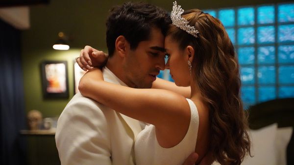 Afra Saraçoğlu and Mert Ramazan Demir, stars in Yalı Çapkını. (Instagram) Yalı Çapkını