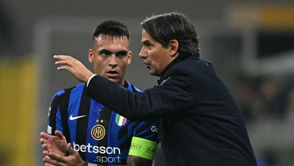 Inter Milan's Argentine forward #10 Lautaro Martinez listens to Inter Milan's Italian coach Simone Inzaghi during the Champions League football match between Inter Milan and Red Star Belgrade (Crvena zvezda) at the San Siro stadium in Milan on October 1, 2024. (Photo by Gabriel BOUYS / AFP)