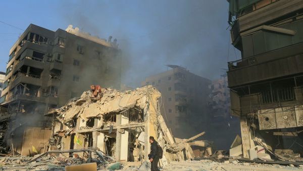 غارات جوية مكثفة على عدة أحياء في مدينة صور 