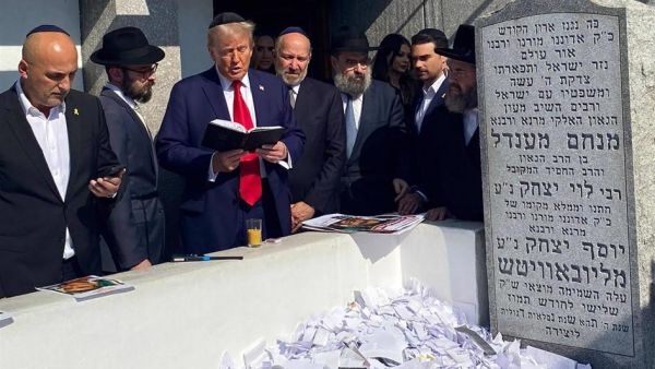 ترامب يرتدي كيباه يهودي ويصلي عند قبر الحاخام مناحيم منديل شنييرسون
