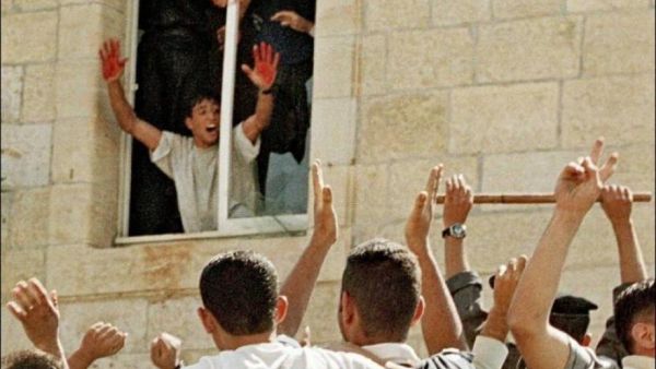 ارتبط اسم صالحة بصورة شهيرة له وهو يرفع كفيه المخضبتين بالدماء
