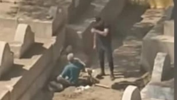 إخراج جثث الموتى من أكفانها بطريقة مهينة