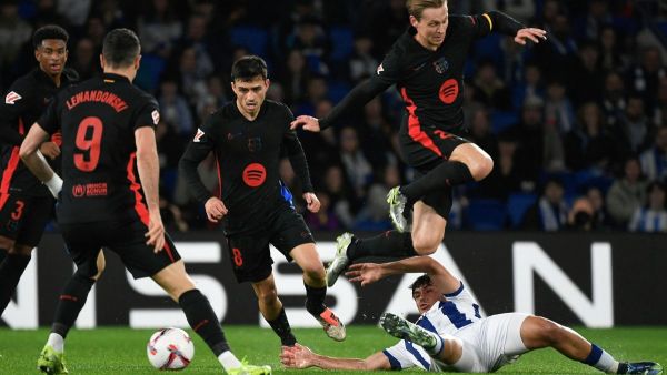 لاعب وسط برشلونة يخضع لاختبارات طبية بعد مباراة ريال سوسيداد
