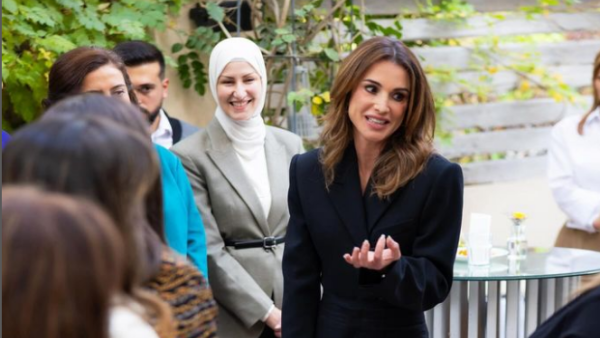 الملكة رانيا اليوم تبدع أناقة البدلات الرسمية بأسلوب عصري ومختلف