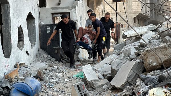 آلاف الفلسطينيين بلا رعاية إنسانية أو طبية في قطاع غزة