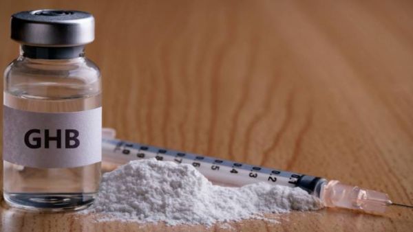 ضبطت الشرطة أكثر من 180 لترا من المادة المخدرة، التي تم استيرادها عبر مواقع إلكترونية دولية