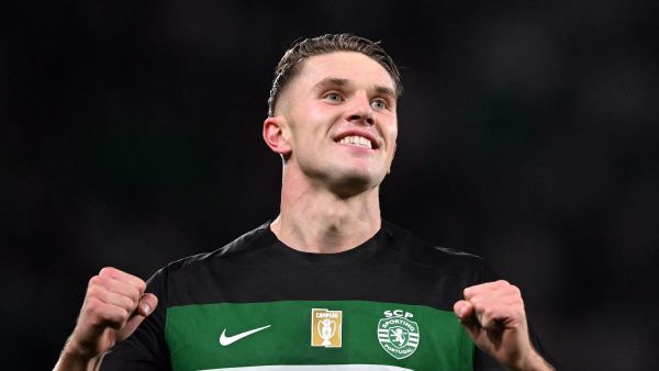 Sporting Lisbon's Swedish forward #09 Viktor Gyokeres celebrates scoring his fourth goal during the Portuguese League football match between Sporting CP and CF Estrela da Amadora at the Jose Alvalade stadium in Lisbon, on November 1, 2024. (Photo by PATRICIA DE MELO MOREIRA / AFP)