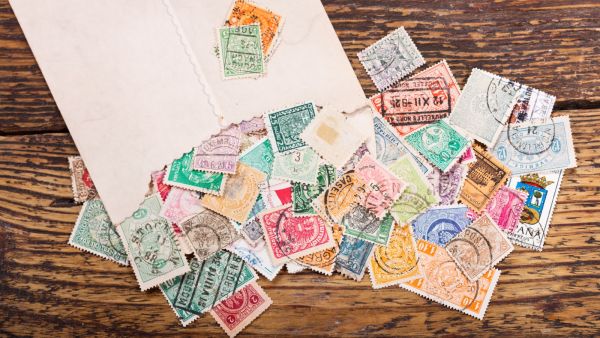 ما تفسير الحلم برؤية طوابع البريد في المنام؟