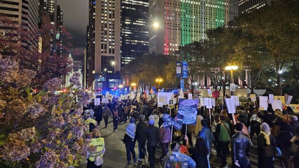 حمل المتظاهرون لافتات وهتفوا بشعارات مثل "ليس رئيسي" و"فلسطين حرة" 