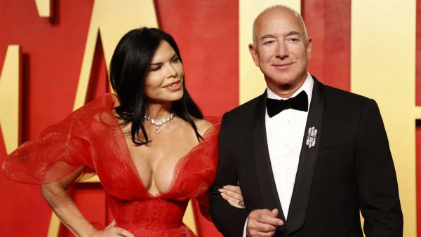 Executive chairman of Amazon Jeff Bezos and girlfriend US actress Lauren Sanchez attend the Vanity Fair Oscars Party(Photo by Michael TRAN / AFP) Jeff Bezos Lauren Sanchez