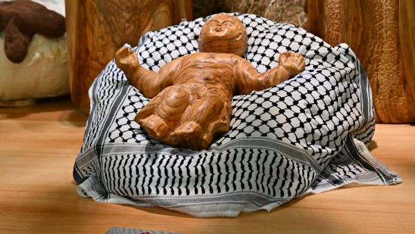 The Vatican wraps Jesus Christ in a keffiyeh