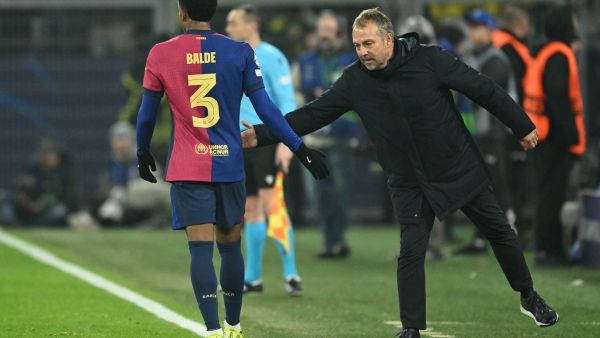 جماهير برشلونة تصب جام غضبها على فليك بسبب مكافأة اللاعبين بعد الخسارة