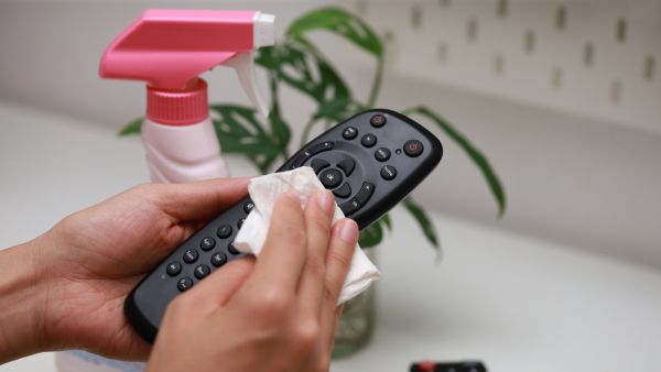 طرق تنظيف أجهزة التحكم عن بعد للتلفزيون