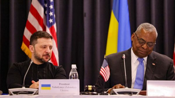 Ukraine's President Volodymyr Zelensky and US Secretary of Defence Lloyd Austin