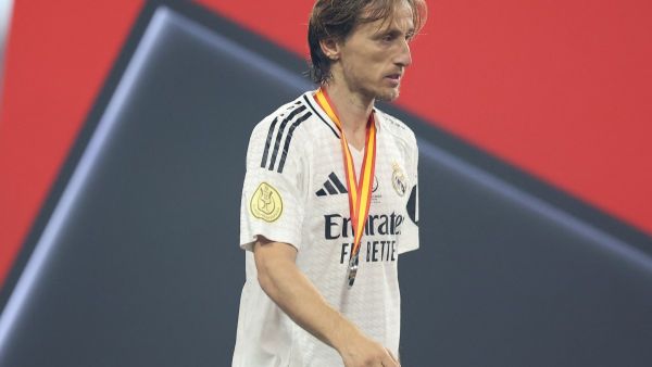 مودريتش يتحدث بعد الهزيمة الثقيلة: برشلونة استحق الفوز