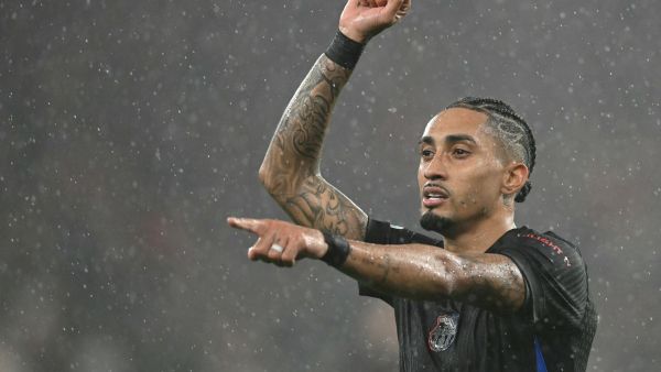 مشادة عنيفة بين لاعبي برشلونة وبنفيكا بعد الانتصار الكبير تنتهي بتدخل الشرطة