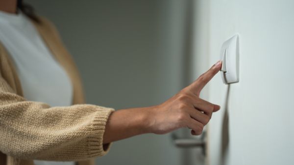 أفضل الطرق الطبيعية لتنظيف مفاتيح الإضاءة 