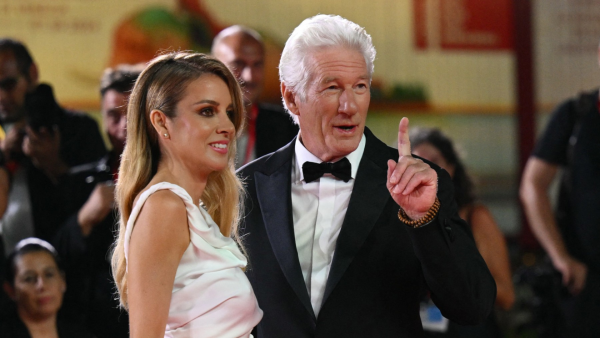 Actor Richard Gere and Alejandra Silva attend the Filming Italy Venice Award red carpet during the 81st International Venice Film Festival at Venice Lido, on September 1, 2024. (Photo by Alberto PIZZOLI / AFP) Richard Gere