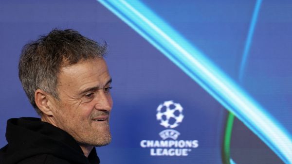 إنريكي يلمح إلى تفضيله بين برشلونة وليفربول