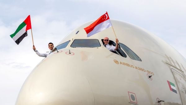 طائرة A380 الشهيرة، التي تحمل مقصورة الديوان، تبدأ بالتشغيل للمرة الأولى إلى الوجهة الآسيوية النشطة طائرة A380 المذهلة من الاتحاد للطيران تصل إلى سنغافورة