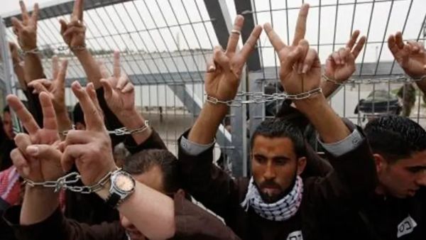 فرحة عارمة لأهالي للأسرى الفلسطينيين المحررين
