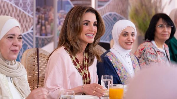 تألقي بإطلالة رمضانية وردية على طريقة الملكة رانيا