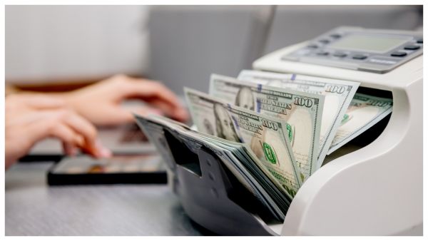 الدولار ينخفض وسط ترقب مؤشرات بشأن رسوم ترامب الجمركية, المصدر shutterstock
