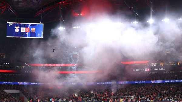جماهير برشلونة غاضبة من اليويفا بسبب توقيت مباراة الإياب أمام بنفيكا (Photo by FILIPE AMORIM / AFP) جماهير برشلونة غاضبة من اليويفا بسبب توقيت مباراة الإياب أمام بنفيكا