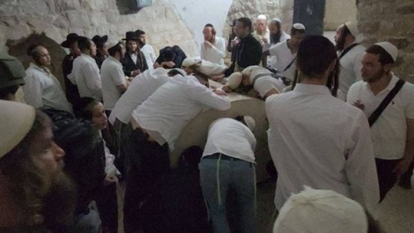 مستوطنون يقتحمون "قبر يوسف" بحماية الجيش الإسرائيلي في نابلس