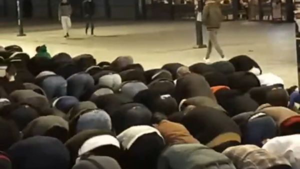 Turkish crowds protest by praying in front of Espressolab