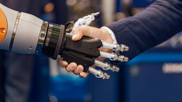 New device lets paralyzed people control robotic arms with thoughts. (Shutterstock) New device lets paralyzed people control robotic arms with thoughts
