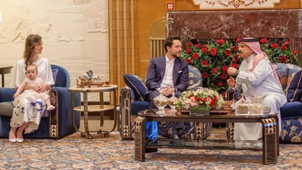 الطفلة الأميرة إيمان تخطف الأنظار في أول ظهور لها