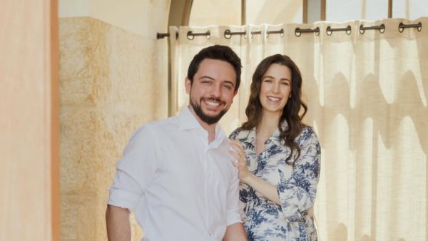الأميرة رجوة تلفت الأنظار بصورة جديدة مع زوجها في عيد ميلادها الـ 31