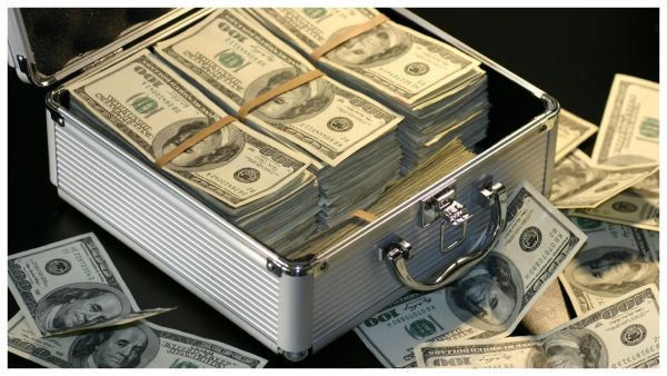 انخفاض الدولار بفعل تزايد مخاوف أسواق الأسهم العالمية من الرسوم الأمريكية, المصدر shutterstock