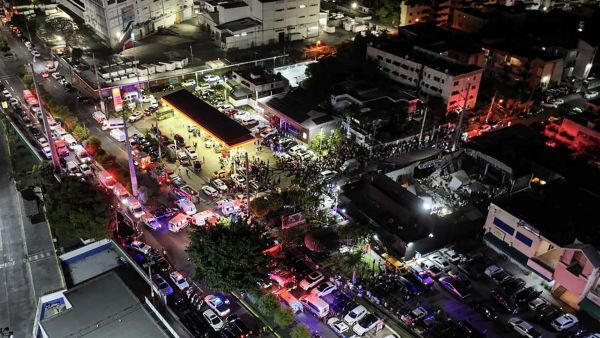 Handout picture released by Prensa Servicio 911 showing an aerial view of people gathering outside the Jet Set nightclub (R) after the collapse of its roof, in Santo Domingo, on April 8, 2025. AFP 44 killed, over 150 injured in in a nightclub roof collapses in Dominican
