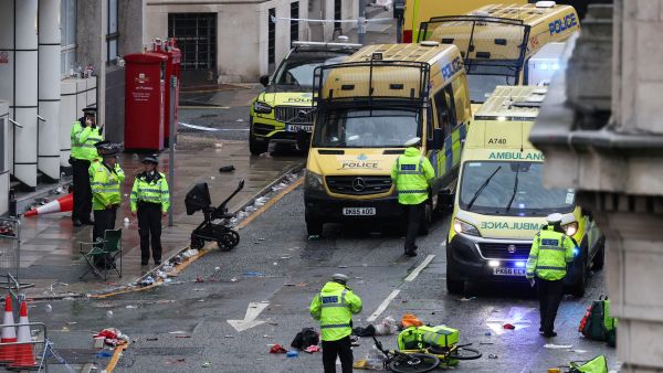 Car rams into Liverpool FC celebration crowd on Dale Street