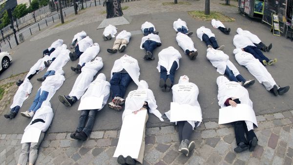 50,000 shrouds hung on buildings across Italy — what’s the reason?