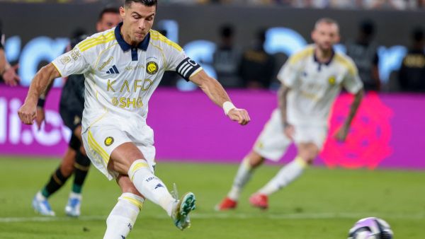 كريستيانو رونالدو يُفكر بالرحيل عن النصر بعد نهاية عقده