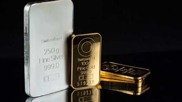الذهب يقفز مجدداً بفعل تراجع الدولار وتهديدات ترامب