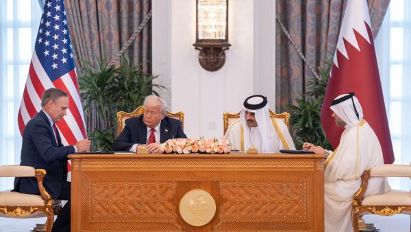 توقيع الاتفاقية بحضور فخامة رئيس الولايات المتحدة دونالد ترامب وصاحب السمو الشيخ تميم بن حمد آل ثاني، أمير دولة قطر بوينج والخطوط الجوية القطرية تعلنان عن صفقة تاريخية لشراء 210 طائرات عريضة البدن