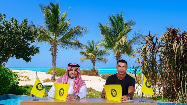 رسمياً: رونالدو يجدد للنصر حتى 2027 براتب خيالي يتجاوز المليون يومياً