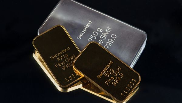 تراجع مفاجئ بعد صعود الدولار واقتراب المعدن من قمة 4 أسابيع